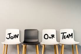 Stoelen met de woorden join our team